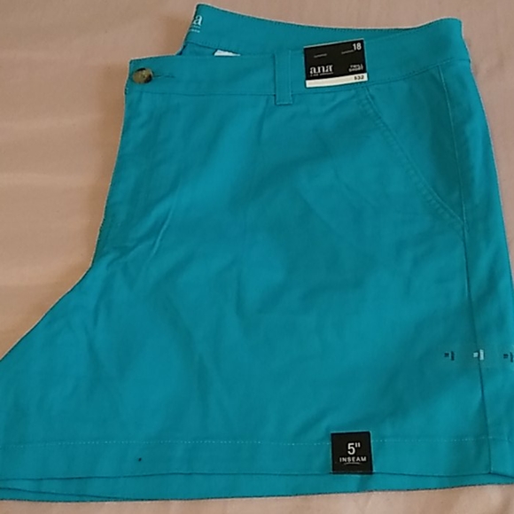 Shorts - Picture 3 of 4